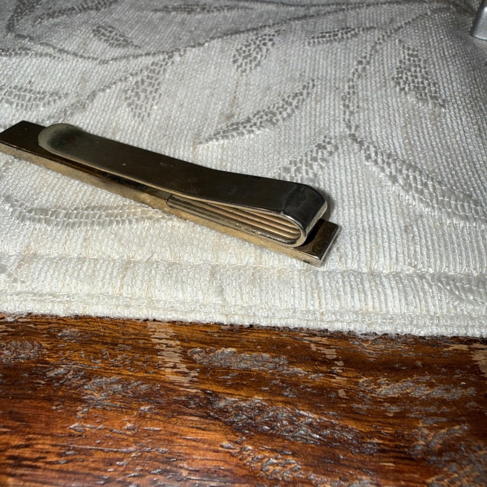 Vintage 1950s Gold-Tone Tie Bar – Classic Textured Men's Accessory - Picture 9 of 9